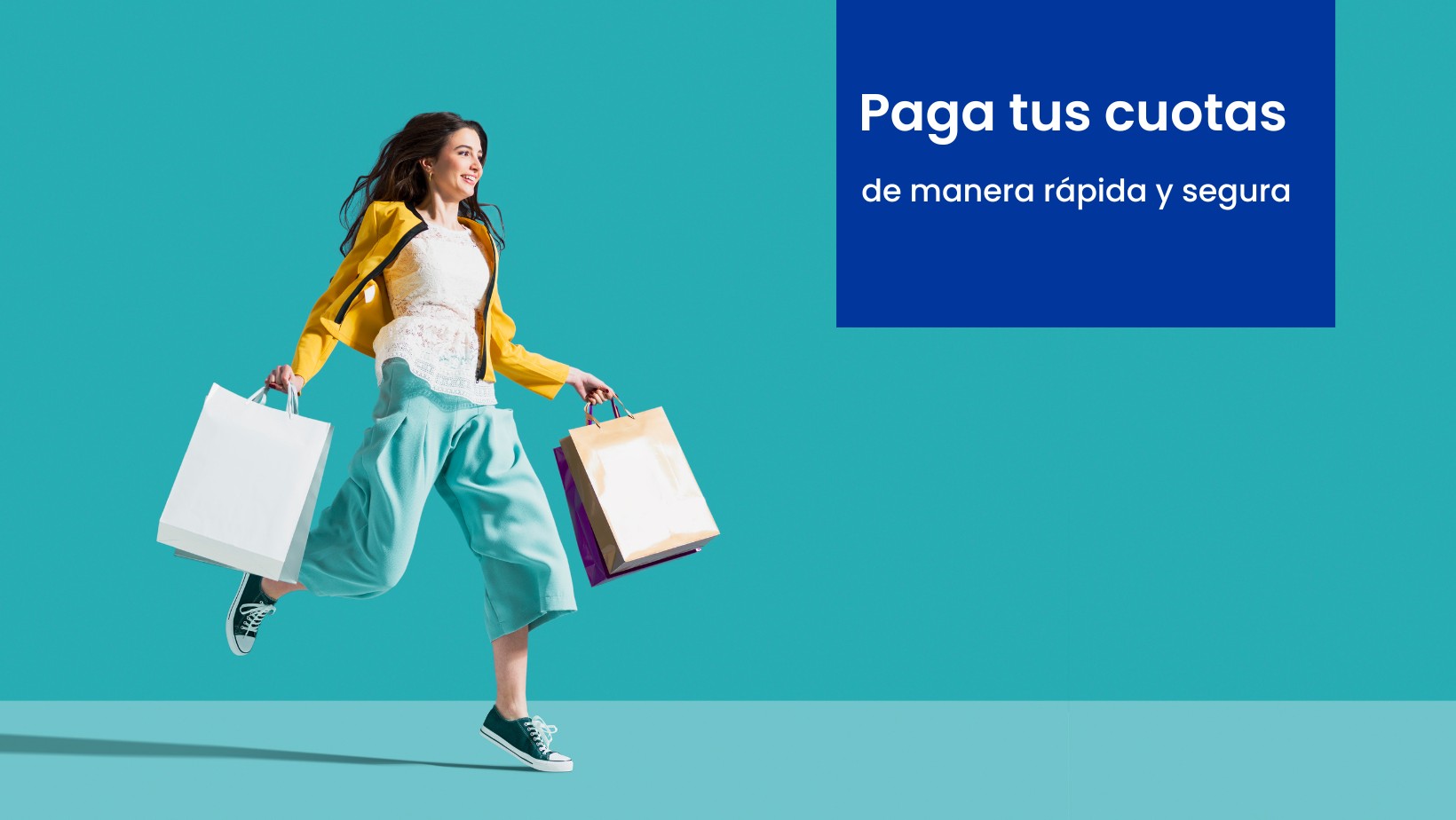 Muestra una mujer corriendo con cuatro bolsas de compras muy sonriente, y un letrero que dice: Paga tus cuotas de manera rápida y segura de Sistecrédito.
